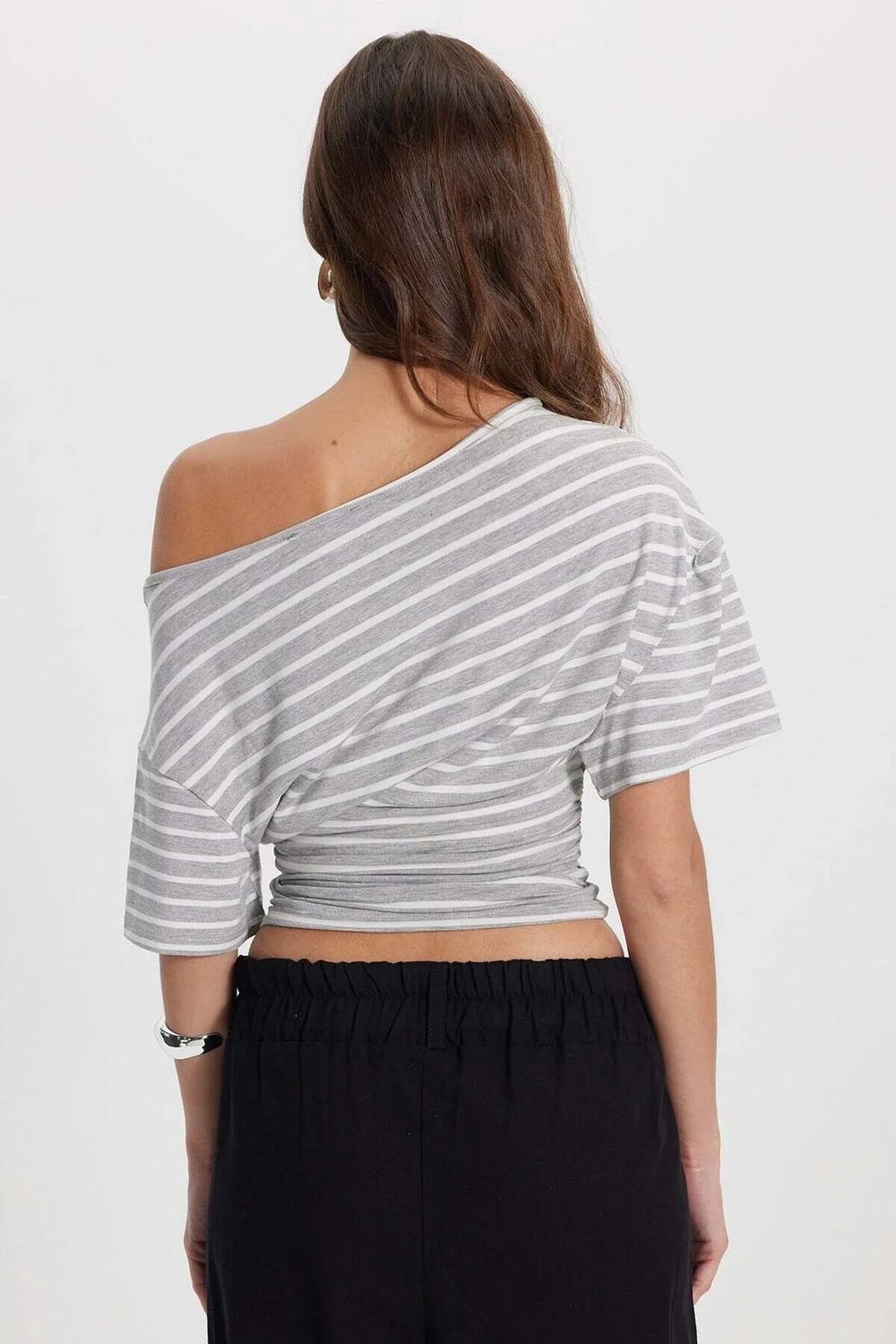 Tudors Kadın Regular Fit Klasik Kesim Asimetrik Yaka Çizgili Likralı Gri Viskon Crop Bluz görsel 6