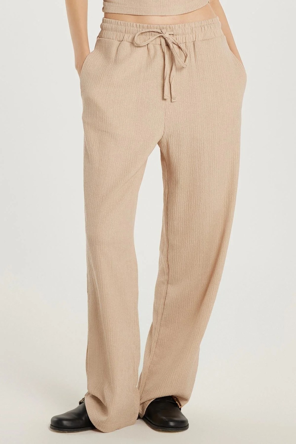 Tudors Kadın Slim Fit Dar Kesim Askılı Yaka Beli Lastikli Bej Bluz Pantolonlu Takım görsel 2