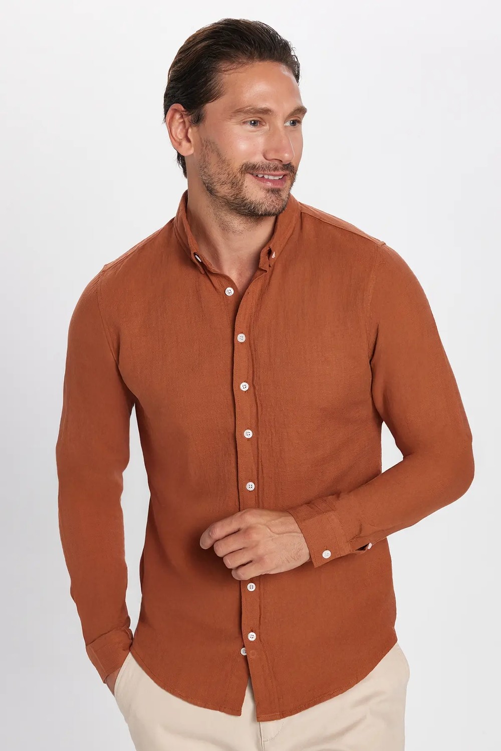 Tudors Erkek Slim Fit Dar Kesim Uzun Kollu %100 Pamuk Keten Doku Düğmeli Yaka Kiremit Renk Gömlek görsel 3
