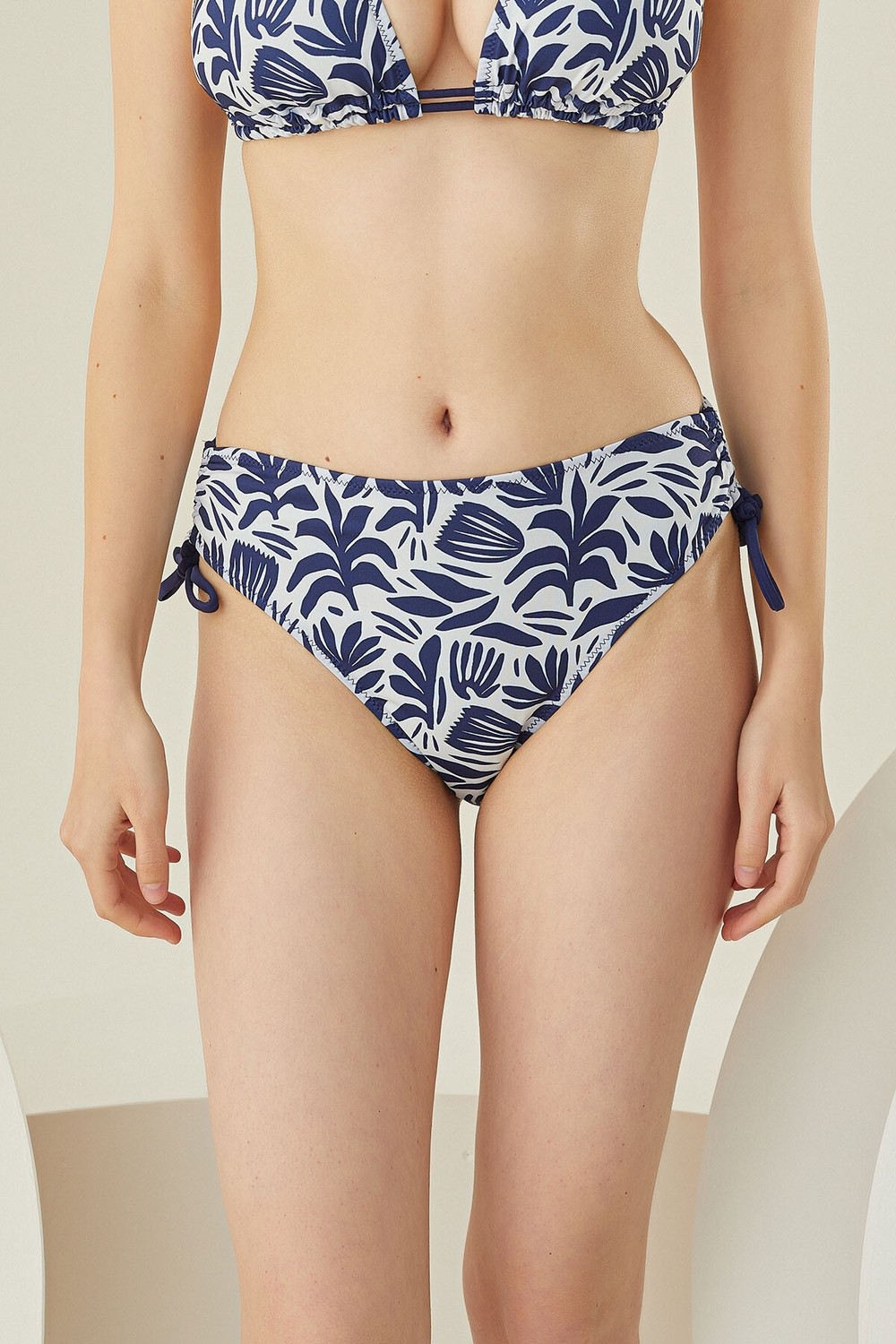 Loya Lacivert Yaprak Desen Yandan Ipli Tek Alt Bikini