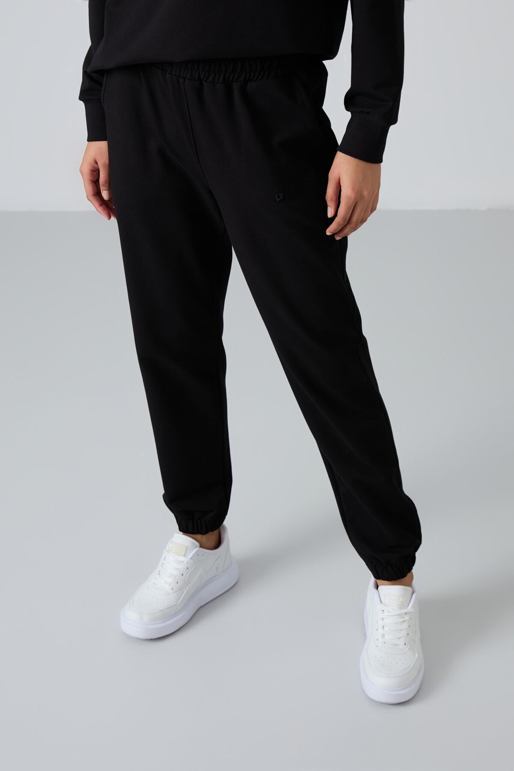Tommy Life Siyah Basic Pamuklu O Yaka Rahat Form Lastik Paça Kadın Eşofman Takım - 95287 görsel 3