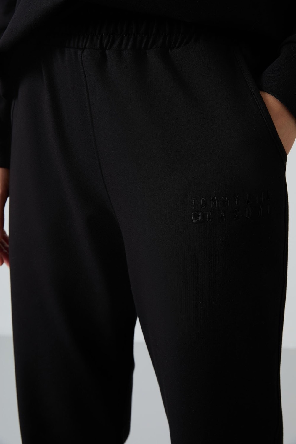 Tommy Life Siyah Basic Pamuklu O Yaka Rahat Form Lastik Paça Kadın Eşofman Takım - 95287 görsel 4