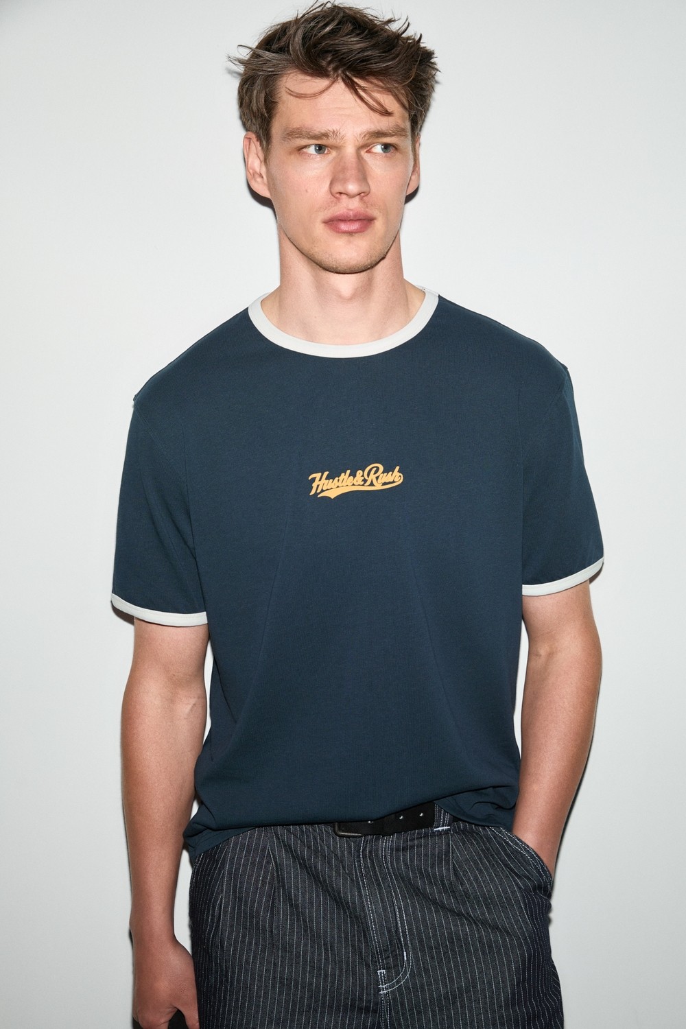 Grimelange Golondro Erkek %100 Organik Pamuklu Kontrast Biyeli Baskı Detaylı Regular Fit Vanilya T-Shirt