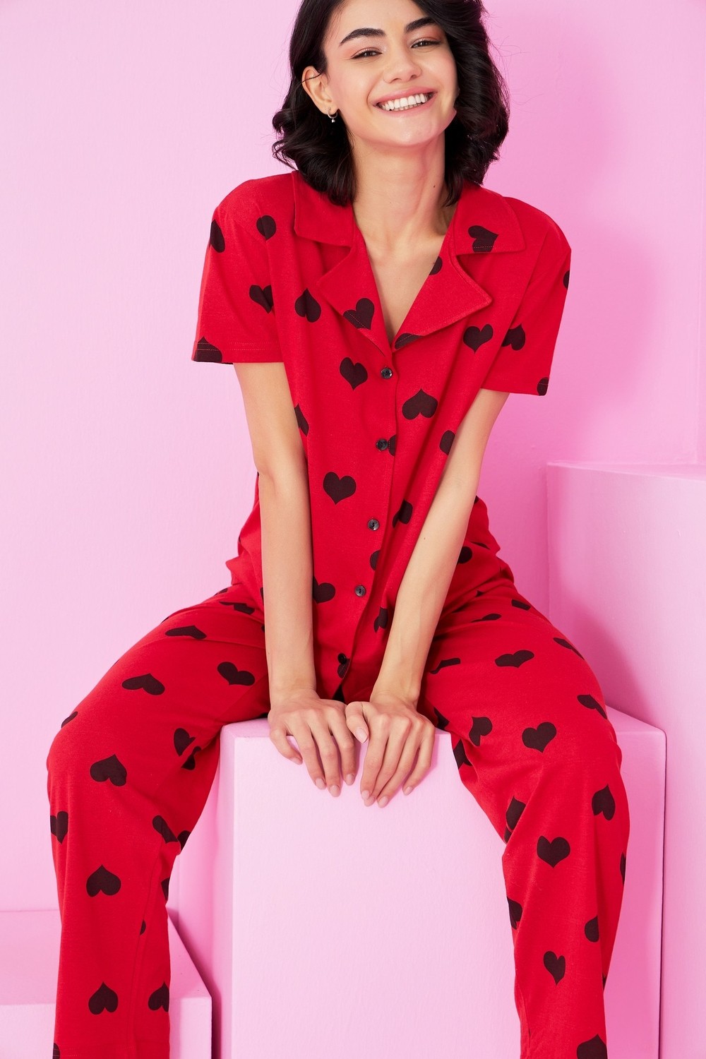 Siyah İnci Kırmızı Siyah Kalp Baskılı Gömlek Yaka Düğmeli Örme Pijama Takım