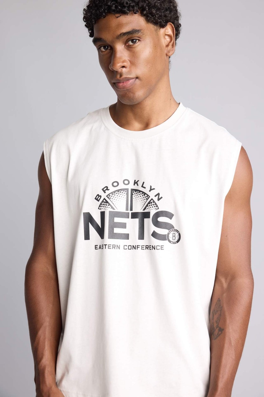 DeFacto NBA Brooklyn Nets Bisiklet Yaka Boxy Fit Bisiklet Yaka Atlet H8273AX26AU