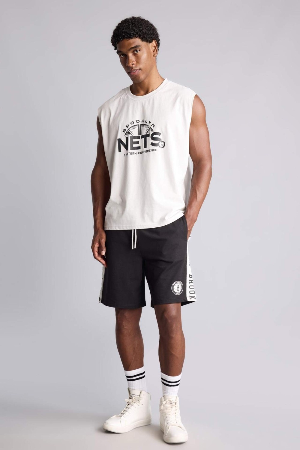 DeFacto NBA Brooklyn Nets Bisiklet Yaka Boxy Fit Bisiklet Yaka Atlet H8273AX26AU görsel 2