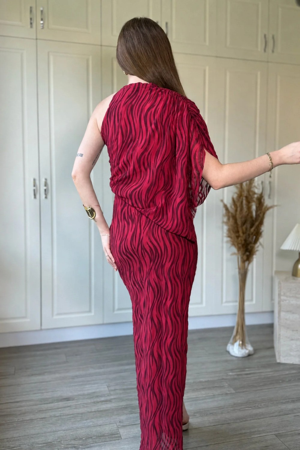 Dilay Gökoğlu Butik Tek Omuz Boyunlu Zarif Dökümlü Bordo Maxi Elbise