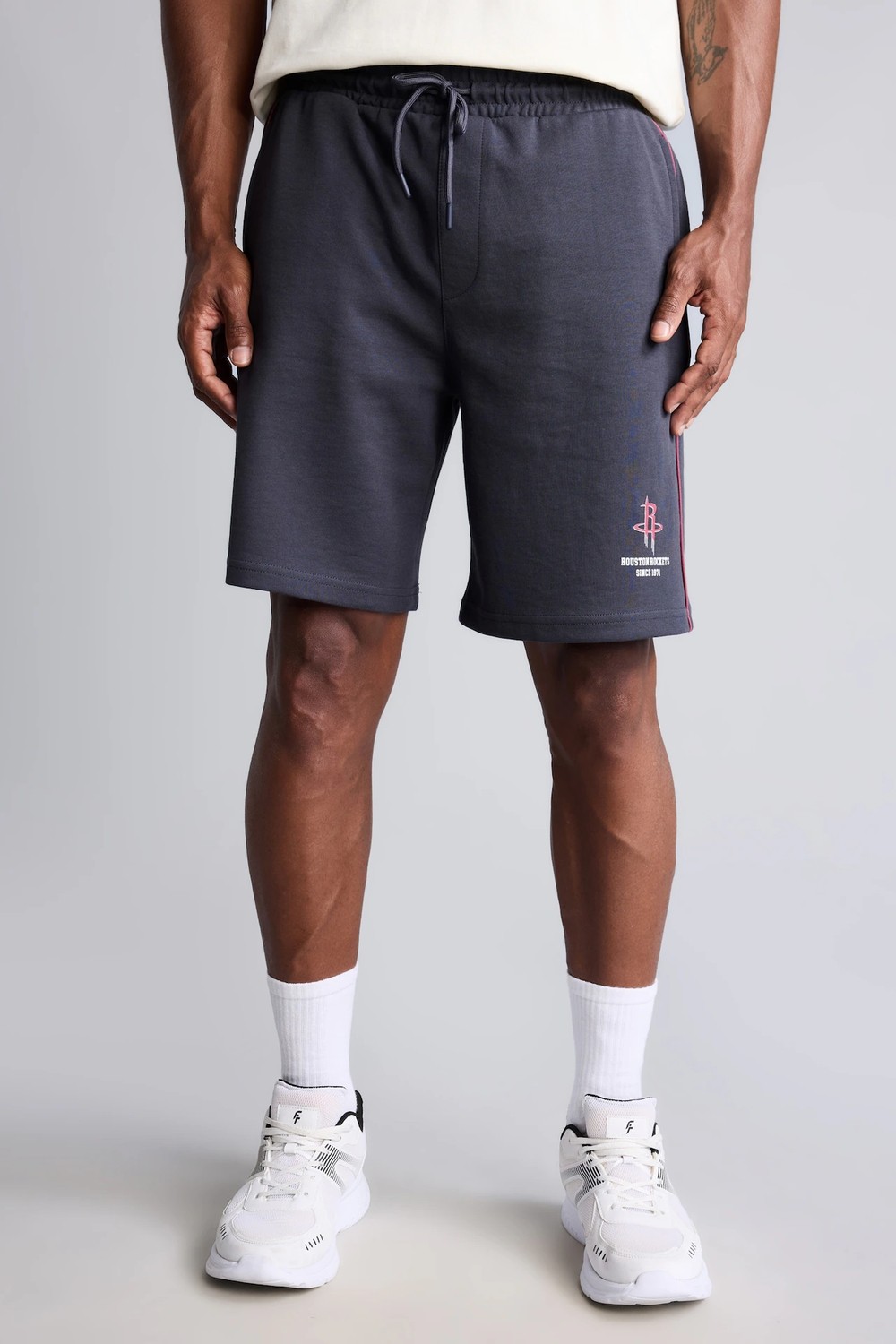 DeFacto NBA Houston Rockets Logolu Şerit Detaylı Standart Fit Şort H4496AX26AU görsel 3