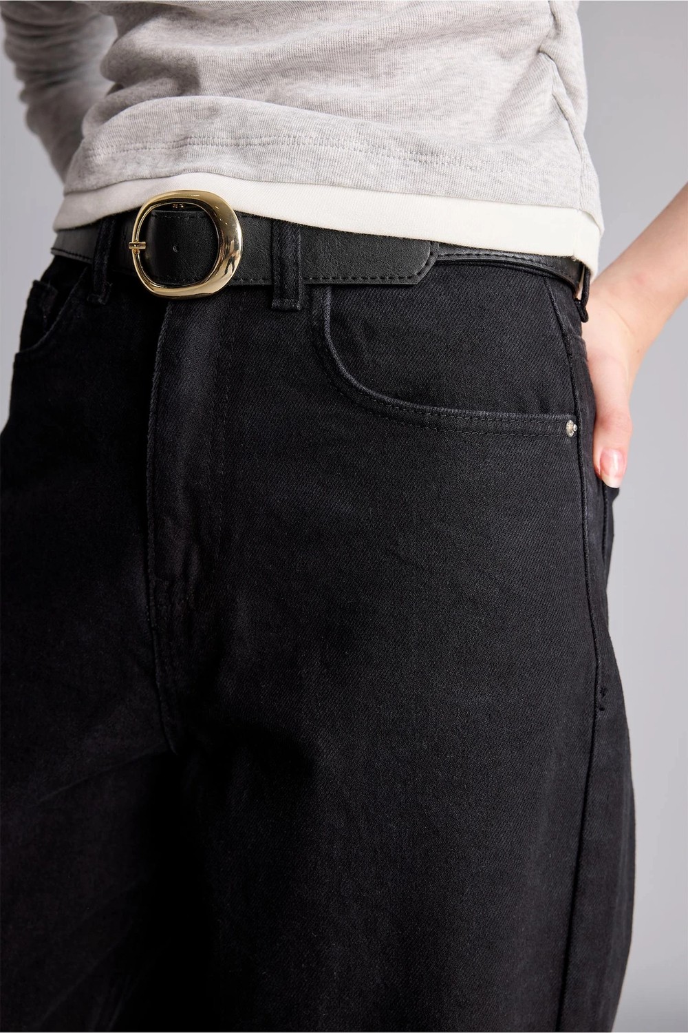 DeFacto %100 Pamuk Cepli Straight Fit Yüksek Bel Kemerli Denim Pantolon H7800AX26AU görsel 4