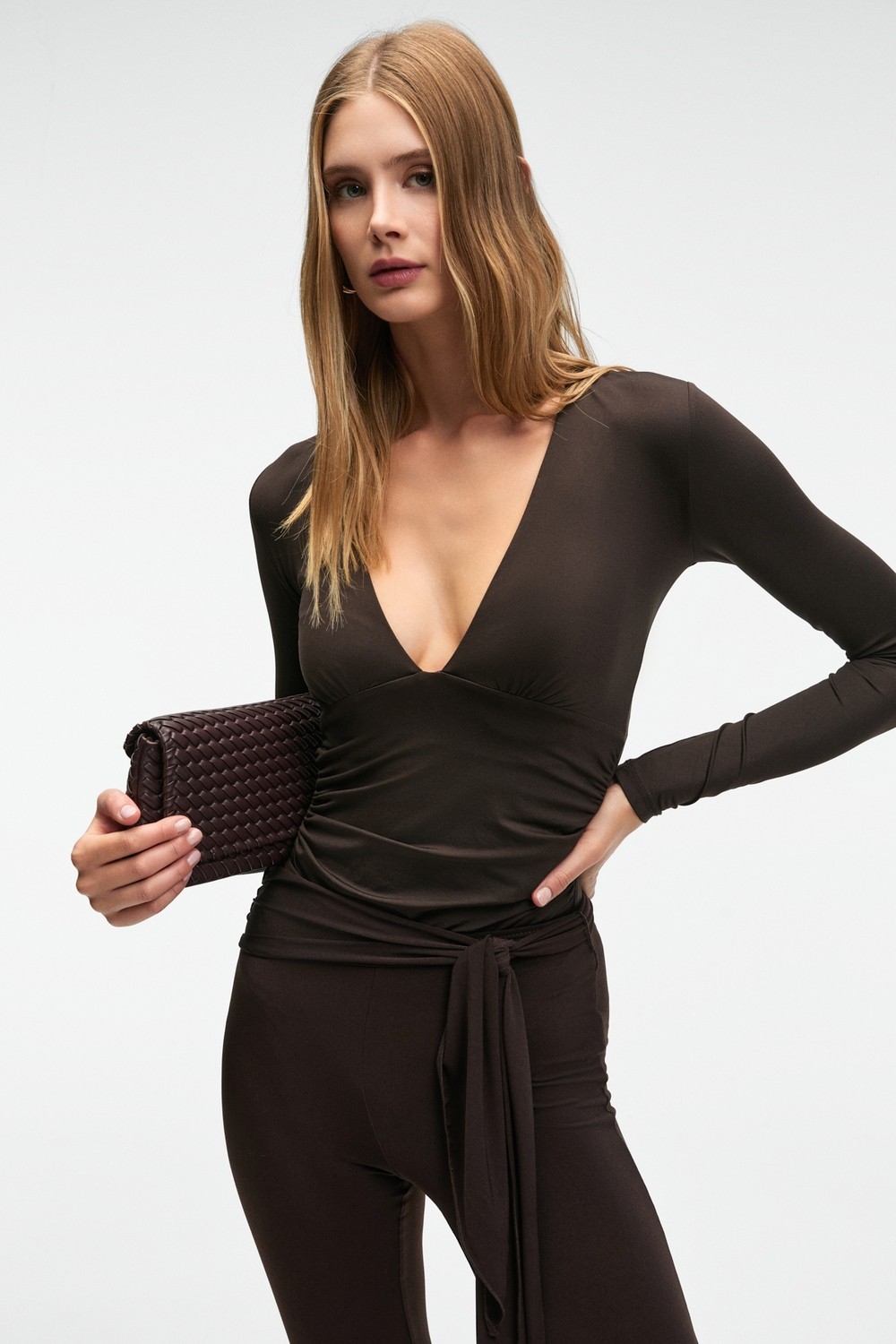 Ethiquet Tevrıne Kadın Kruvaze Yakalı Esnek Kumaşlı Uzun Kollu Çıtçıt Kapamalı Slim Fit Koyu Kahverengi Bluz