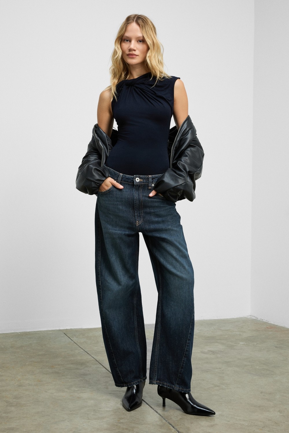Ethiquet Orılenna Kadın Önü Düğüm Detaylı Vücudu Saran Sıfır Kollu Slim Fit Siyah Bluz görsel 7