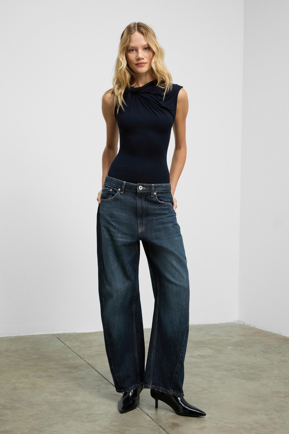 Ethiquet Orılenna Kadın Önü Düğüm Detaylı Vücudu Saran Sıfır Kollu Slim Fit Siyah Bluz görsel 8