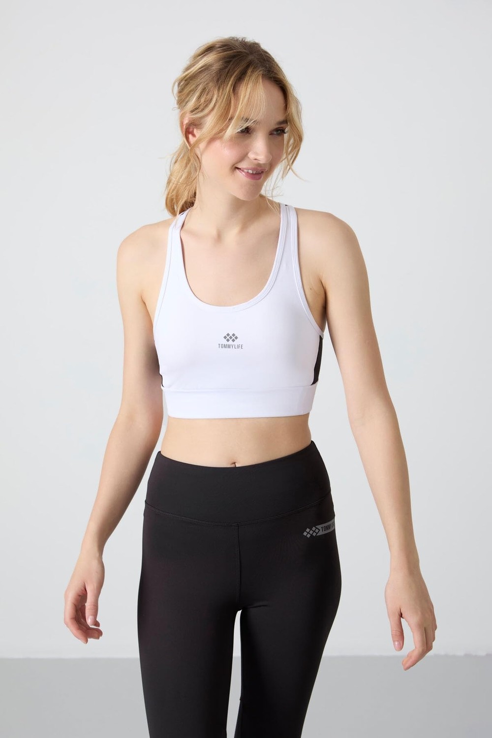 Die Grup Beyaz Çapraz Sırt Detaylı Slim Fit U Yaka Pedli Kadın Spor Büstiyer - 97121 görsel 4
