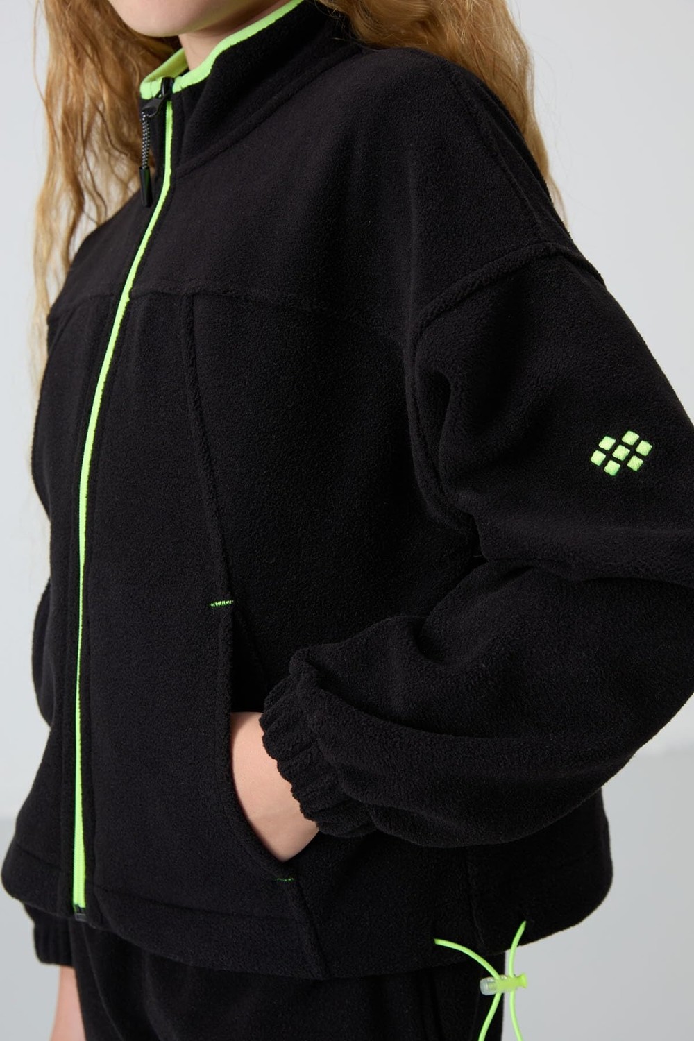 Die Grup Siyah Kalın Yumuşak Dokulu Standart Fit Nakışlı Polar Kız Çocuk Sweatshirt - 75157 görsel 2