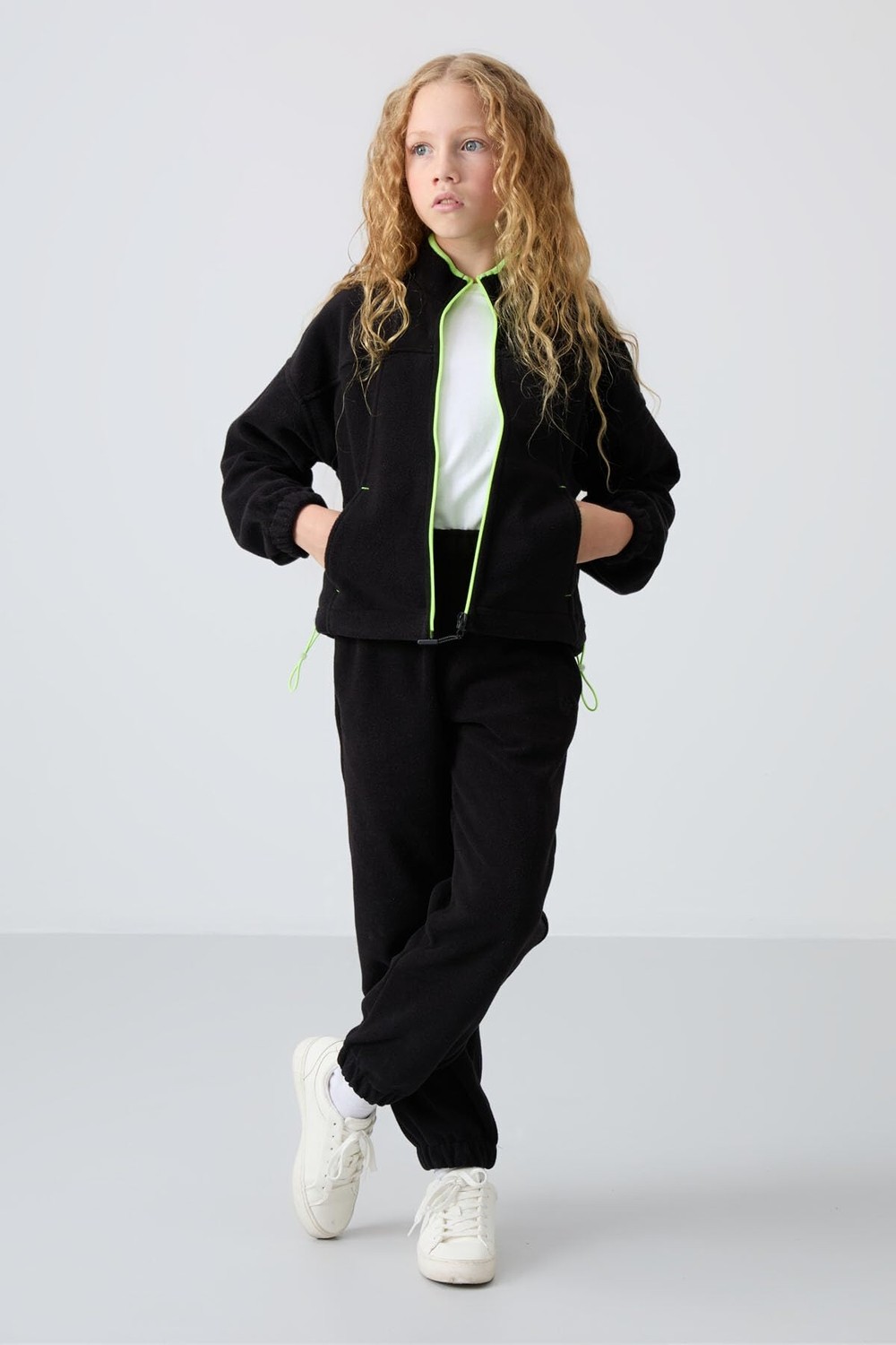 Die Grup Siyah Kalın Yumuşak Dokulu Standart Fit Nakışlı Polar Kız Çocuk Sweatshirt - 75157 görsel 3
