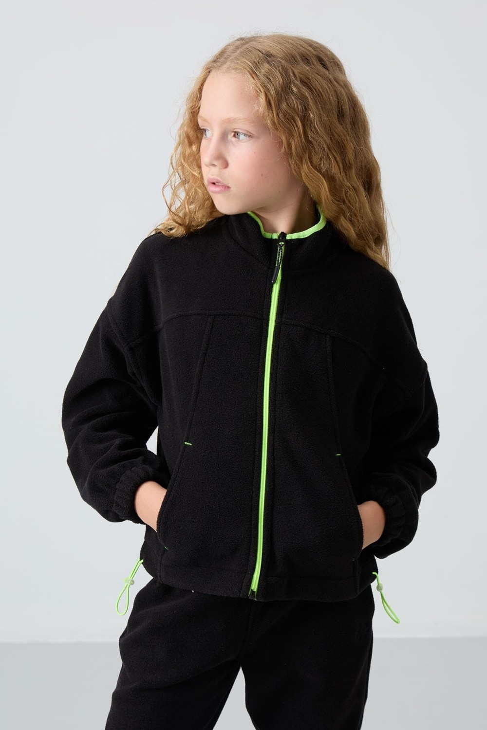 Die Grup Siyah Kalın Yumuşak Dokulu Standart Fit Nakışlı Polar Kız Çocuk Sweatshirt - 75157 görsel 4