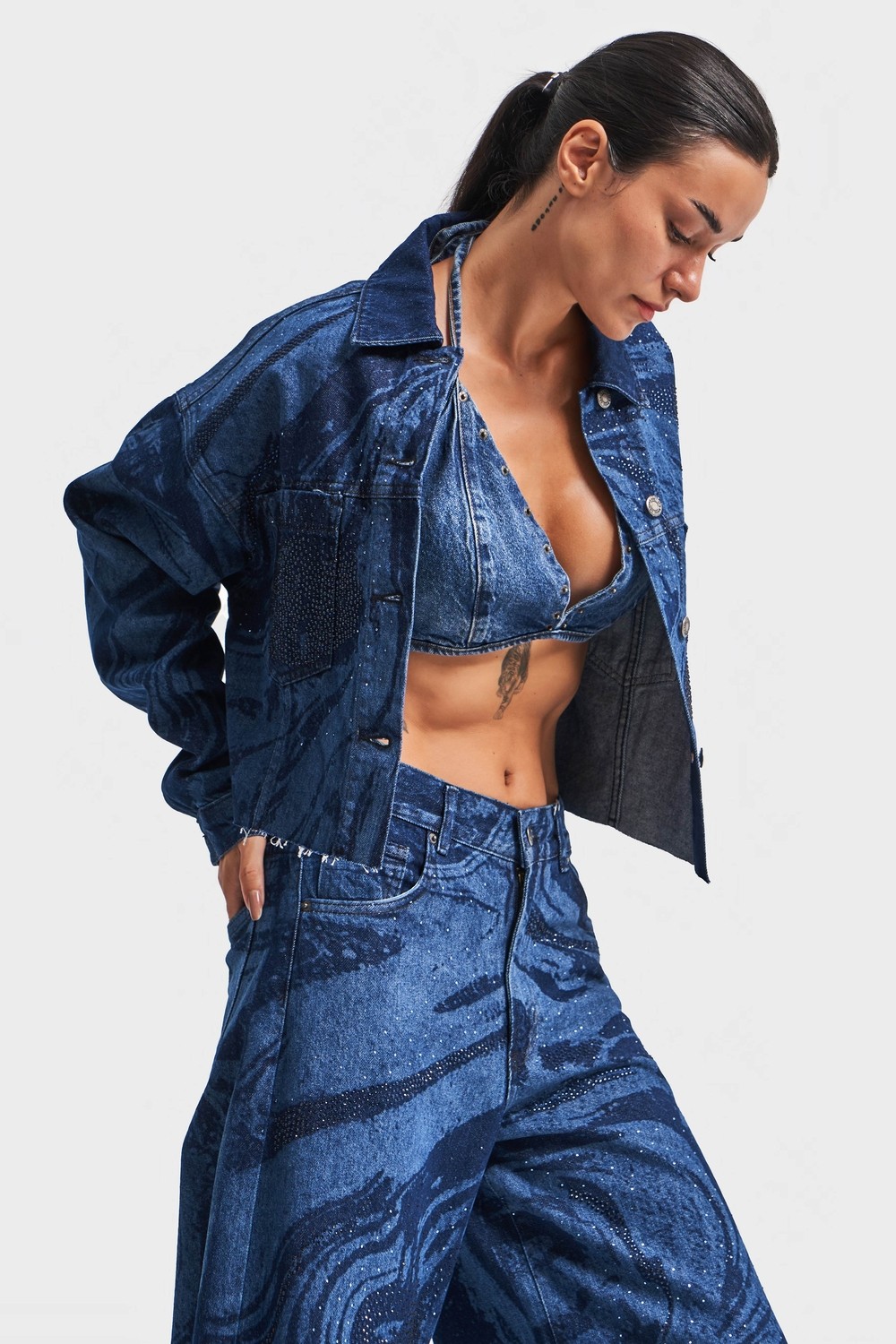It's Basic Kadın Mavi Renk Parlak Taş Detaylı Crop Fit Denim Ceket görsel 5