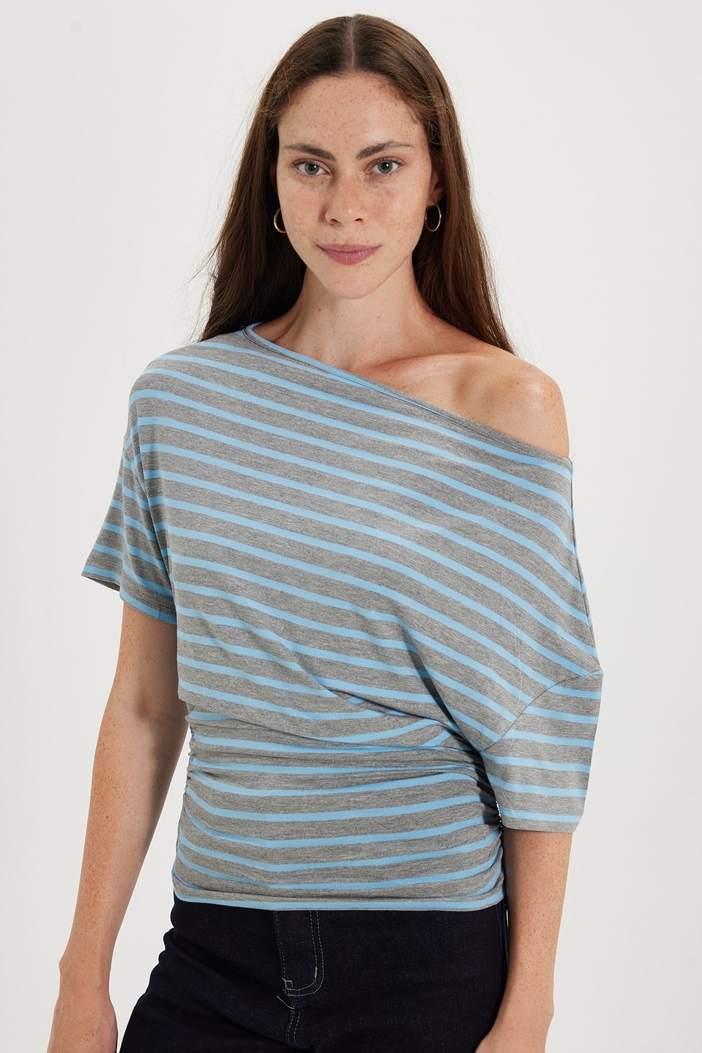 Tudors Kadın Regular Fit Klasik Kesim Asimetrik Yaka Yarasa Kol Çizgili Likralı Mavi Viskon Crop Bluz