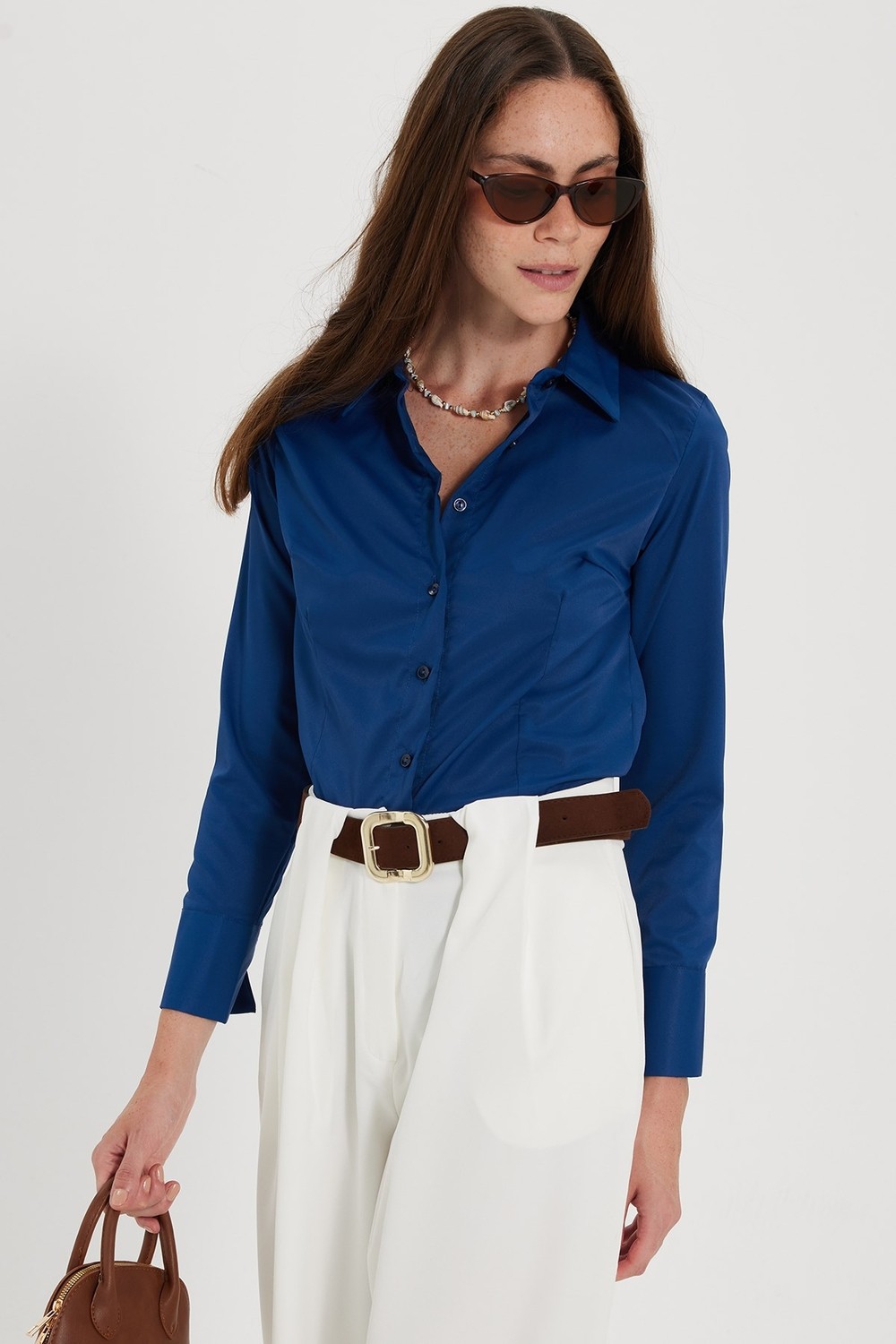 Tudors Kadın Slim Fit Dar Kesim Pensli Vücuda Oturan Klasik Yaka Uzun Kollu Likralı Lacivert Gömlek görsel 2