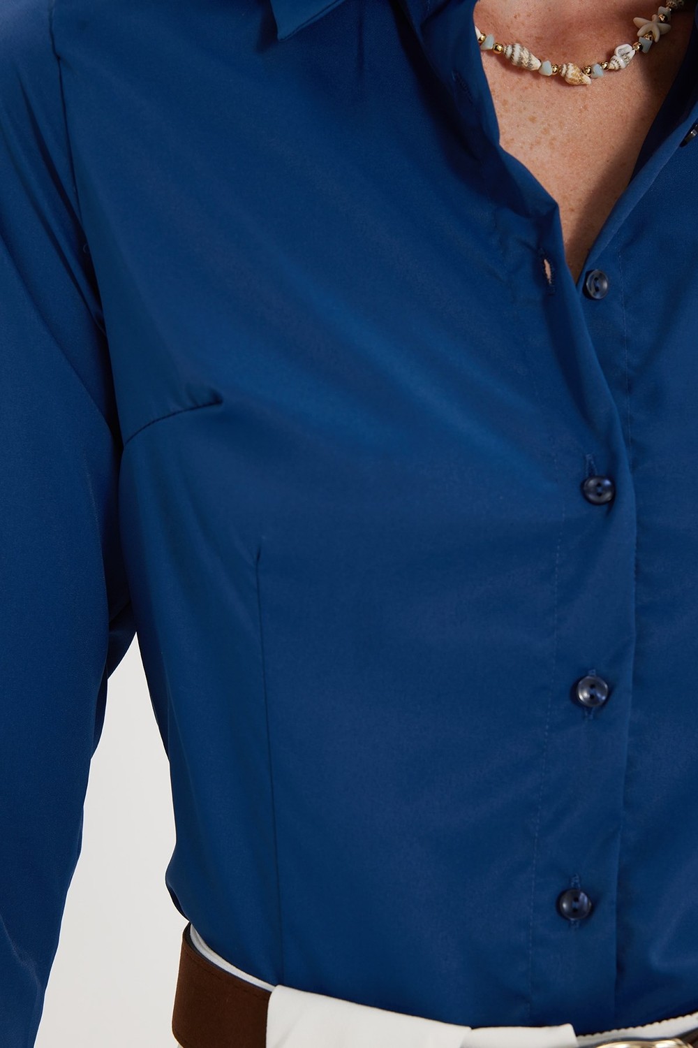 Tudors Kadın Slim Fit Dar Kesim Pensli Vücuda Oturan Klasik Yaka Uzun Kollu Likralı Lacivert Gömlek görsel 4