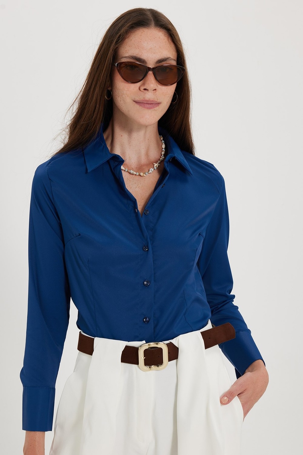 Tudors Kadın Slim Fit Dar Kesim Pensli Vücuda Oturan Klasik Yaka Uzun Kollu Likralı Lacivert Gömlek görsel 8