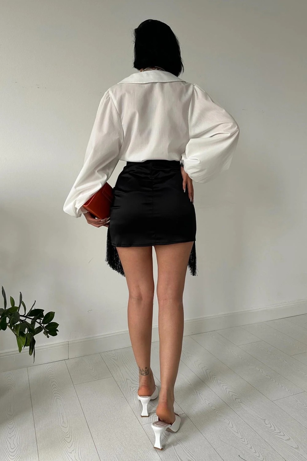 Moda Days Kadın Siyah Saten Etek Püskül Detaylı Asimetrik Kesim Mini Davet Eteği görsel 4