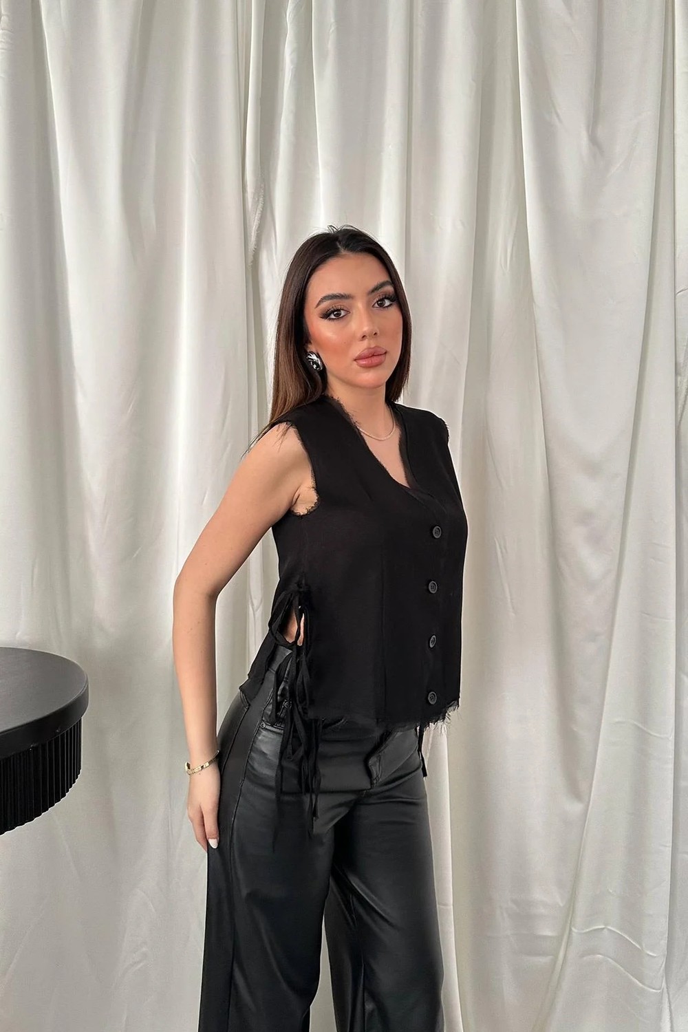 Moda Days Kadın Siyah Düğmeli Yan Bağcıklı V Yaka Kolsuz Dokuma Yelek görsel 2