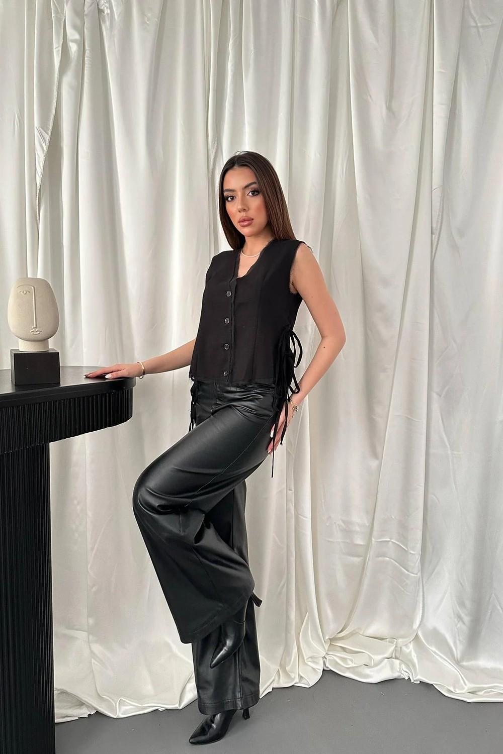 Moda Days Kadın Siyah Düğmeli Yan Bağcıklı V Yaka Kolsuz Dokuma Yelek görsel 3