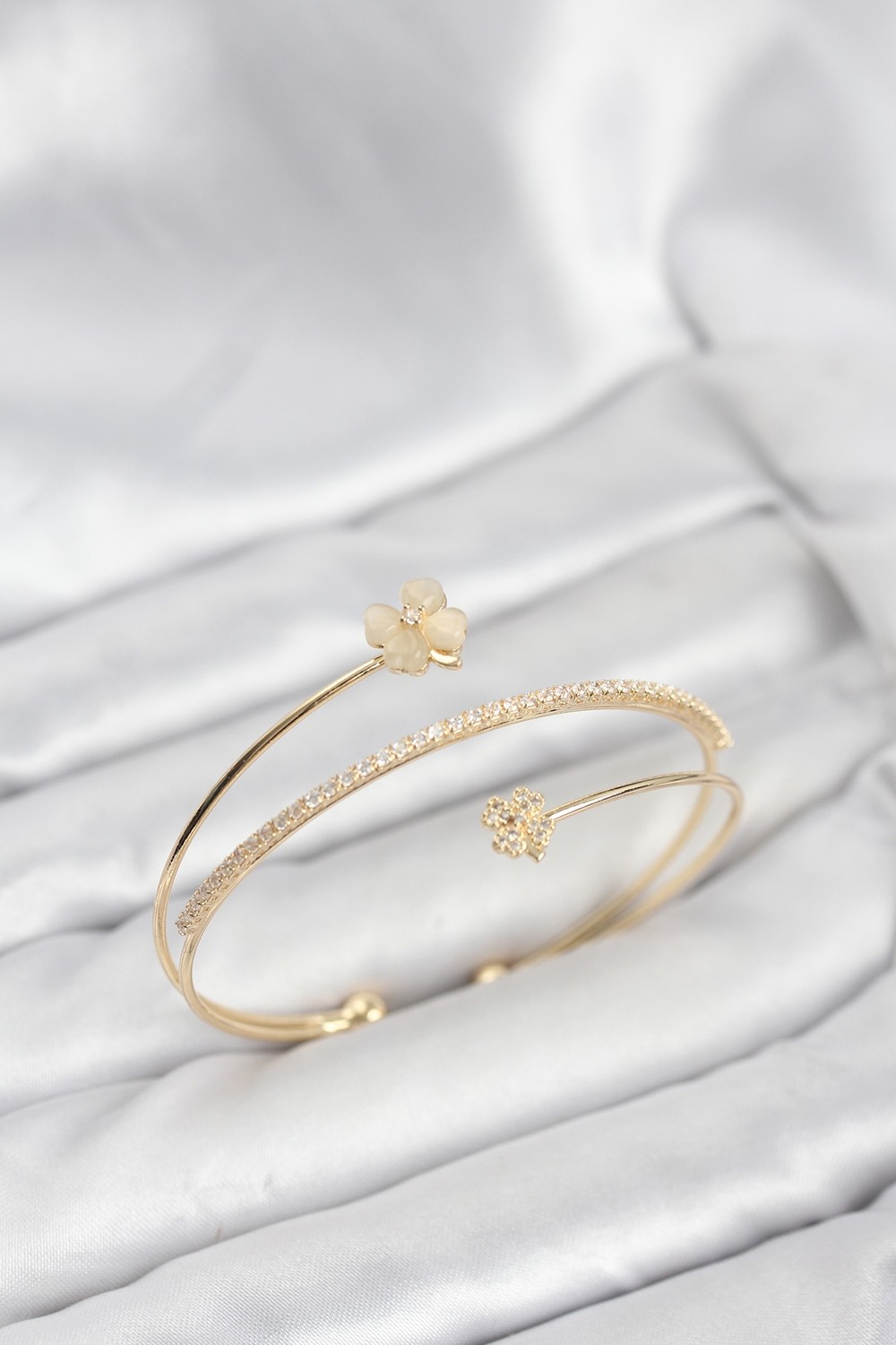 Ankaverse Yonca Çiçek Model Pirinç Gold Renk Kadın Bileklik 5886