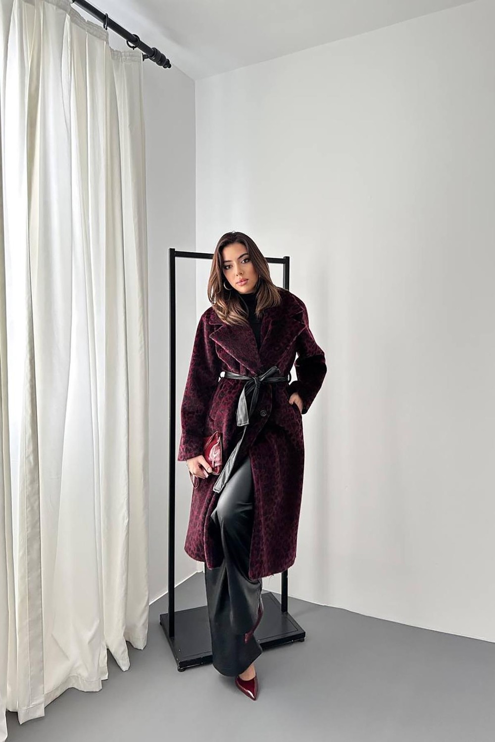 Moda Days Kadın Bordo Uzun Leopar Desenli Deri Kuşaklı Klasik Yaka Kaban görsel 6