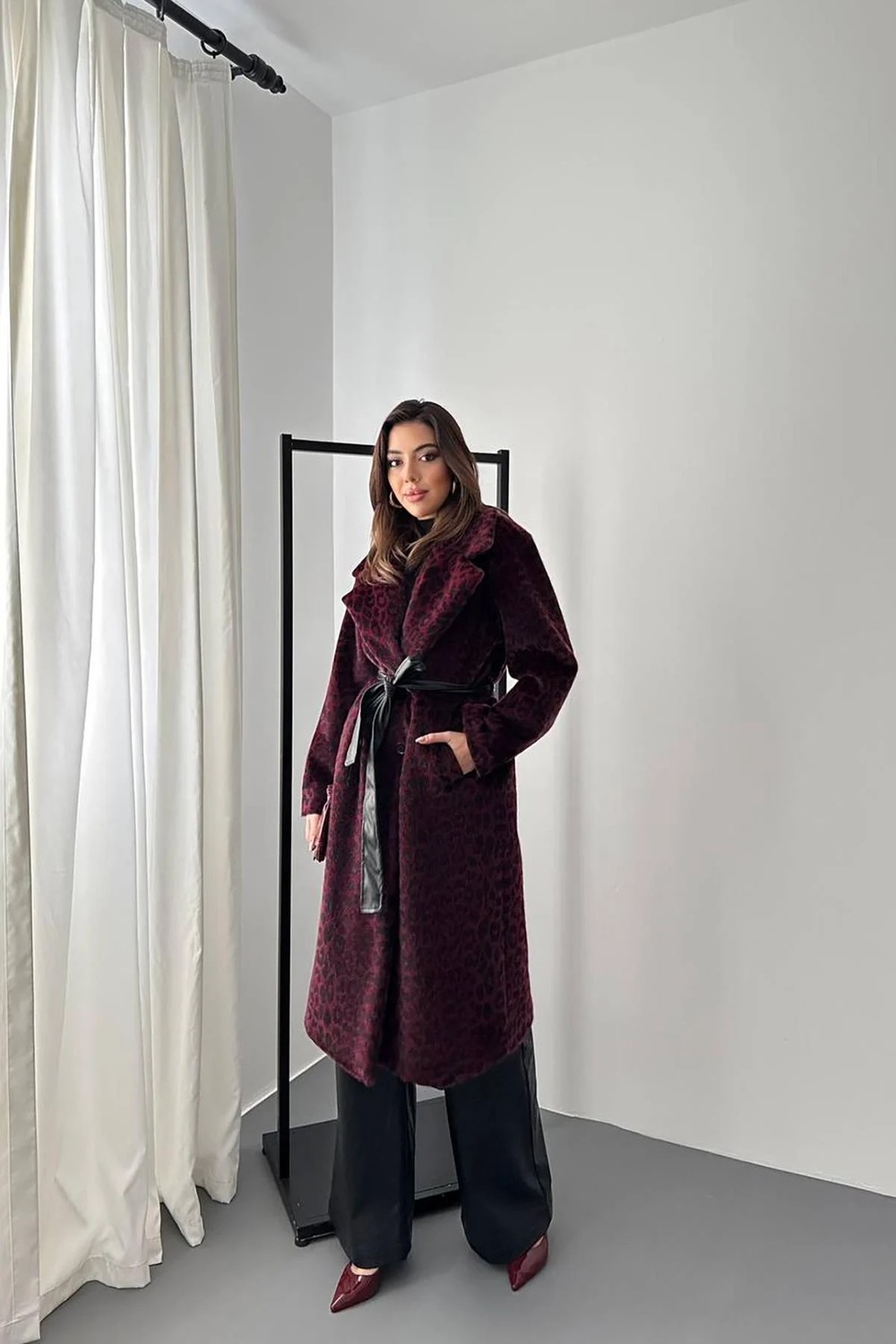 Moda Days Kadın Bordo Uzun Leopar Desenli Deri Kuşaklı Klasik Yaka Kaban görsel 7