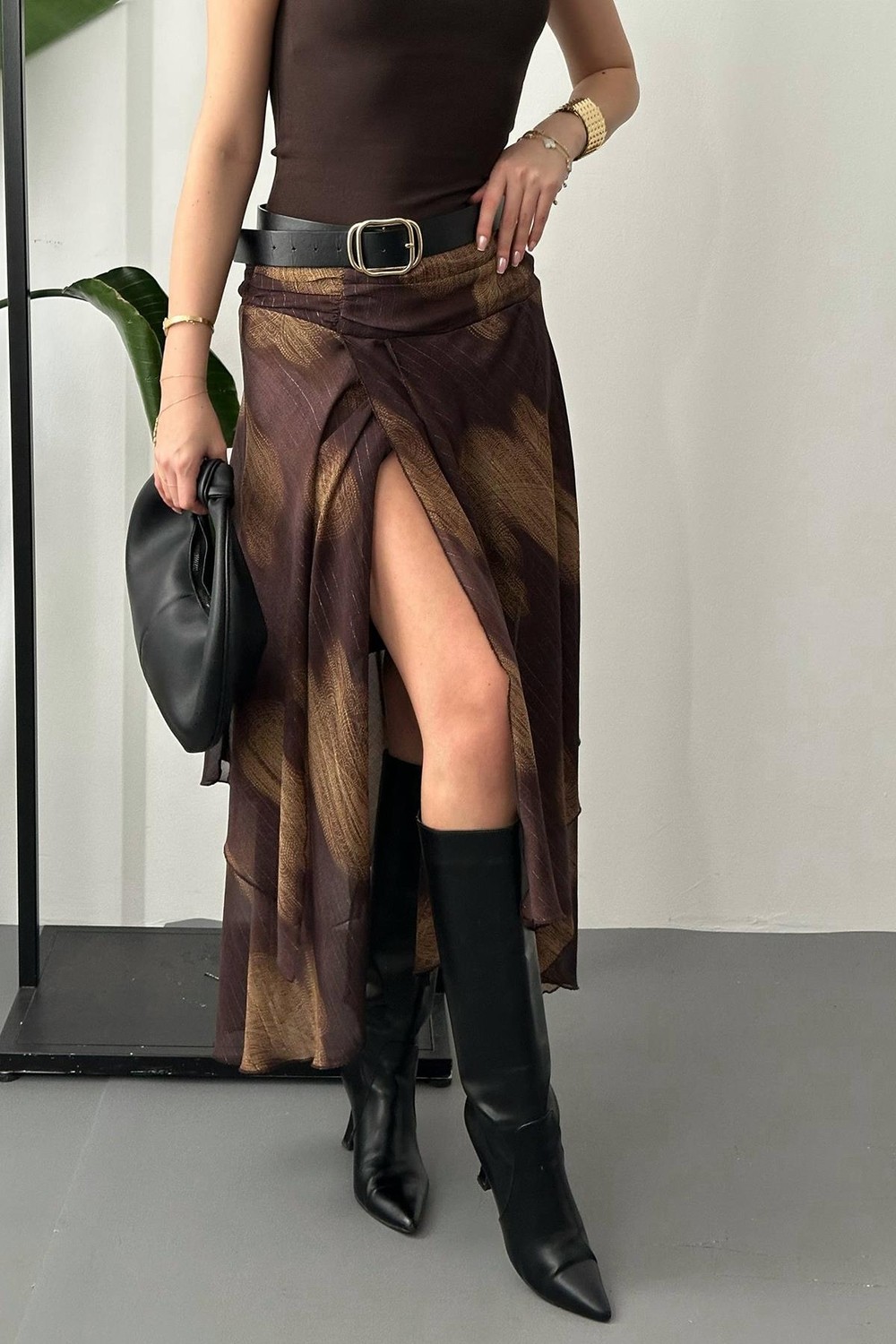 Moda Days Kadın Kahverengi Etek Şifon Desenli Büzgülü Yırtmaçlı Astarlı Uzun Asimetrik Etek görsel 3