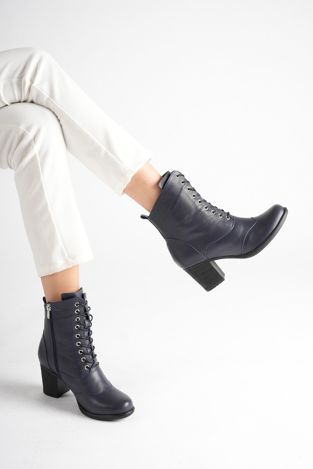 Analin Shoes Kadın Hakiki Deri Bağcıklı Kalın Topuklu Şık Kışlık Bot