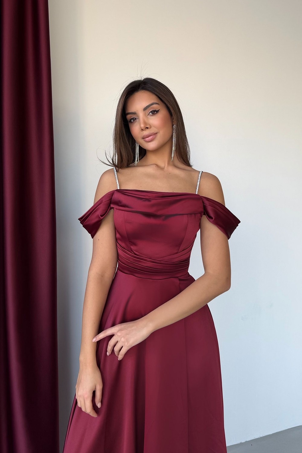 Feminist Bordo Taş Askılı Düşük Kol Saten Abiye 0806118