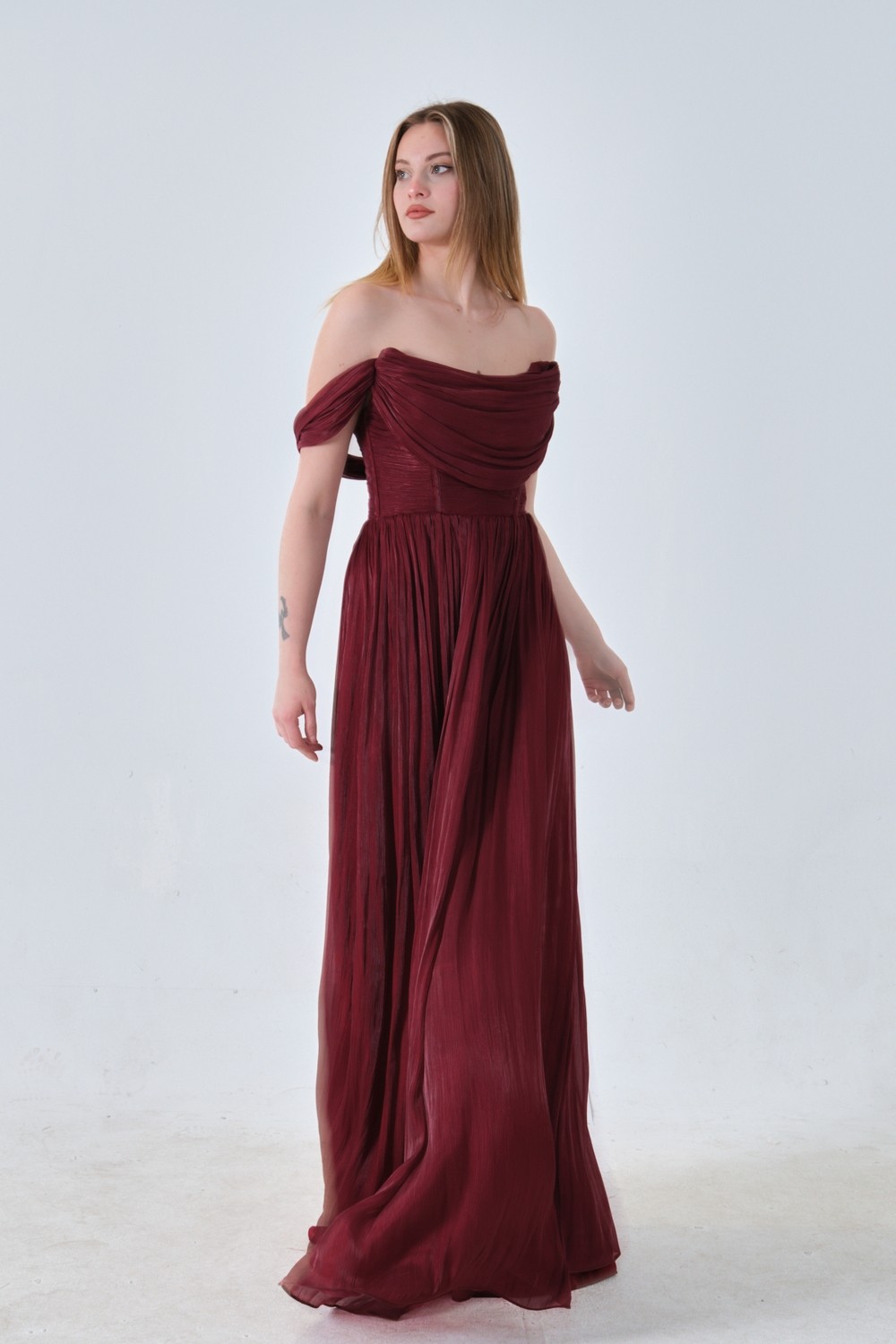 Feminist Bordo Drape Yaka Detaylı Şifon Straplez Abiye 08011861 görsel 2