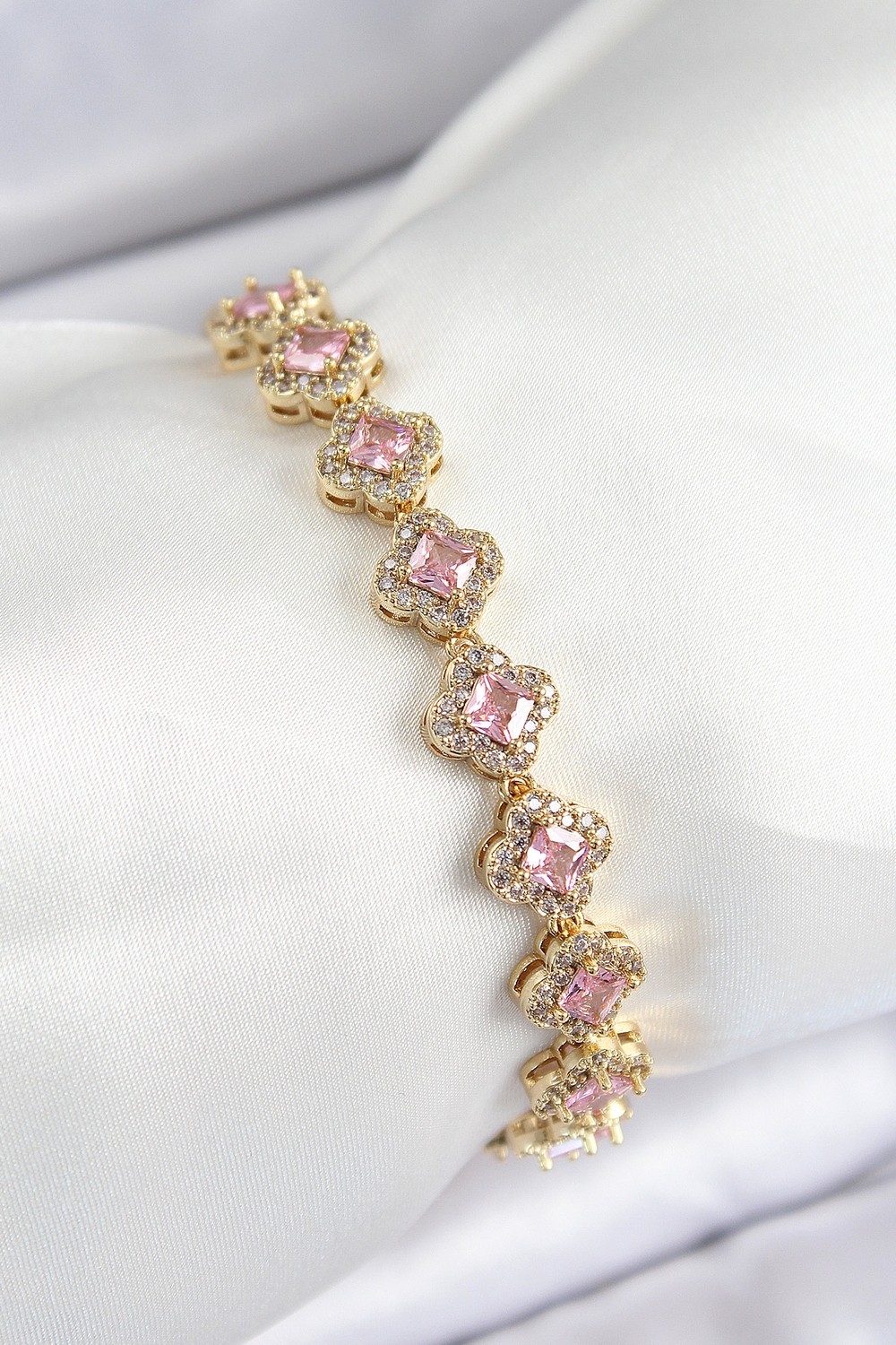 Eldenör Pirinç Zirkon Taşlı Pembe Yonca Baget Model Gold Renk Vıp Seri Kadın Bileklik 5886