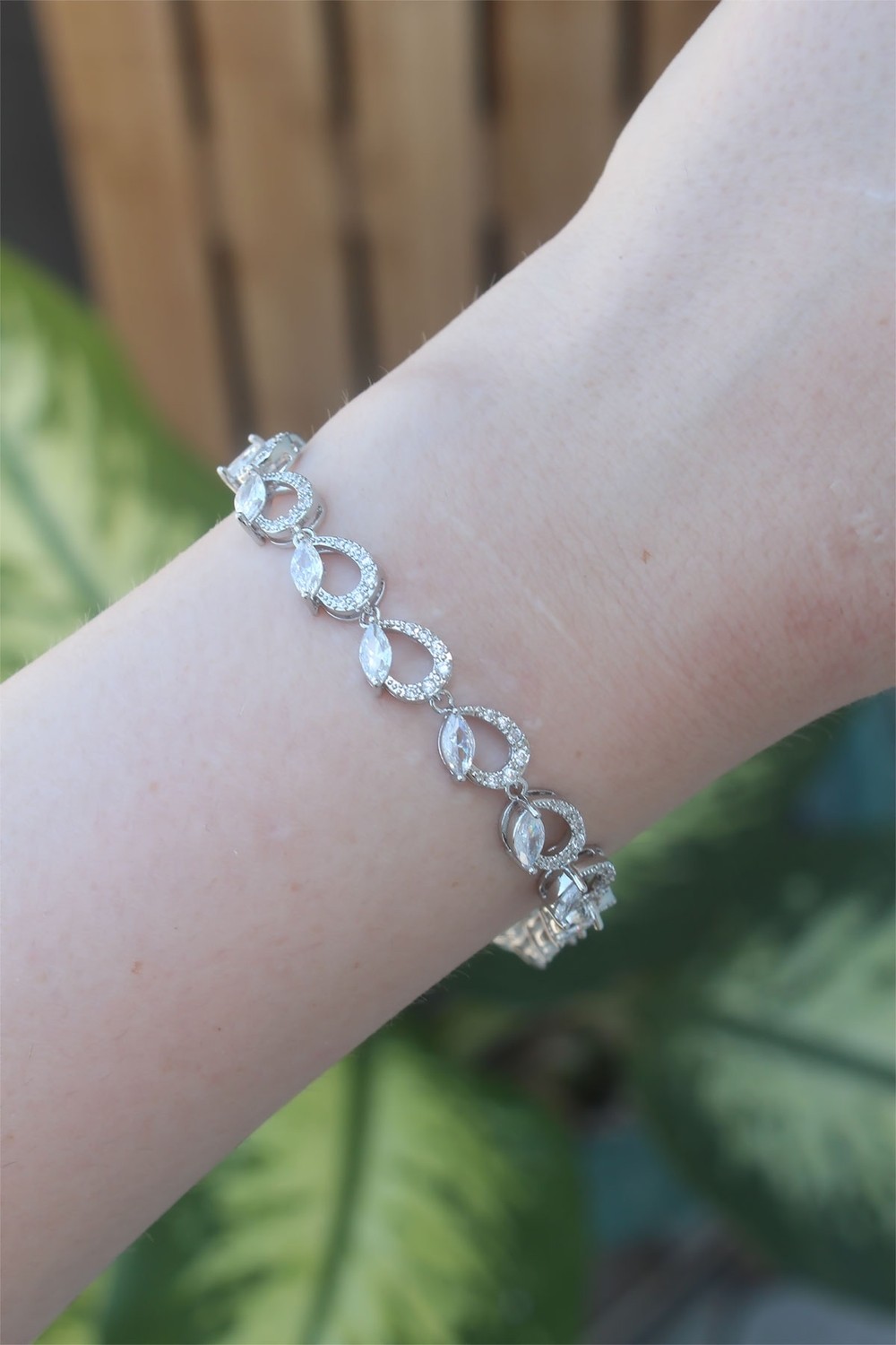 Eldenör Vip Seri Pirinç Zirkon Taşlı Gümüş Renk Arpa Model Bileklik 5886 görsel 3