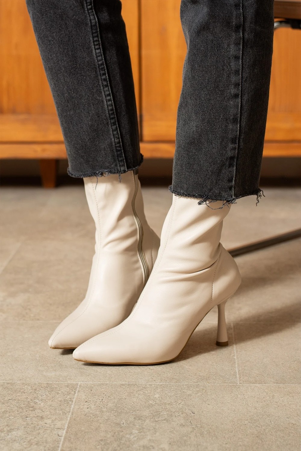 Dabab Shoes MARYA Kadın Bej Streç Cilt Sivri Burun Sıcak Astarlı Fermuarlı 7 Cm İnce Topuklu Bot Bootie görsel 2