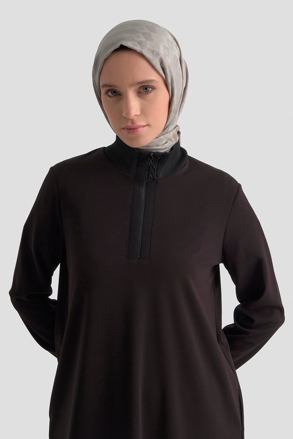 Armine Trend Yarım Fermuarlı Dik Yaka Uzun Kollu Rahat Kesim Basic Uzun Tunik 107 cm Boy Siyah 26KT456
