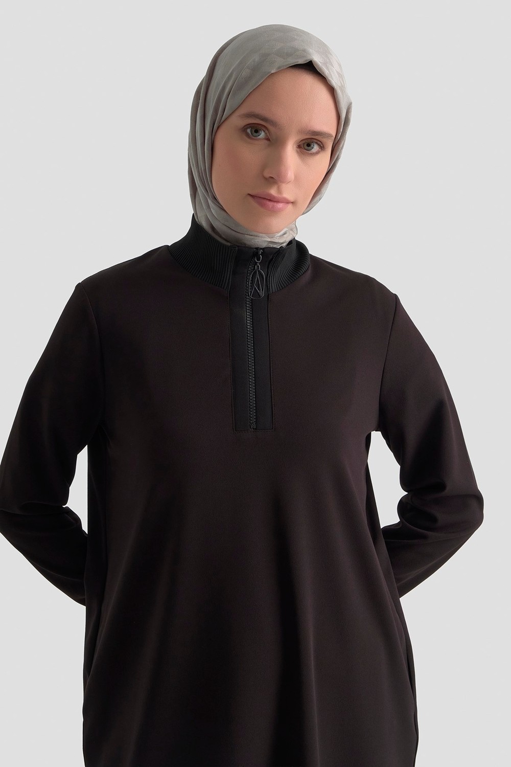 Armine Trend Yarım Fermuarlı Dik Yaka Uzun Kollu Rahat Kesim Basic Uzun Tunik 107 cm Boy Siyah 26KT456 görsel 3