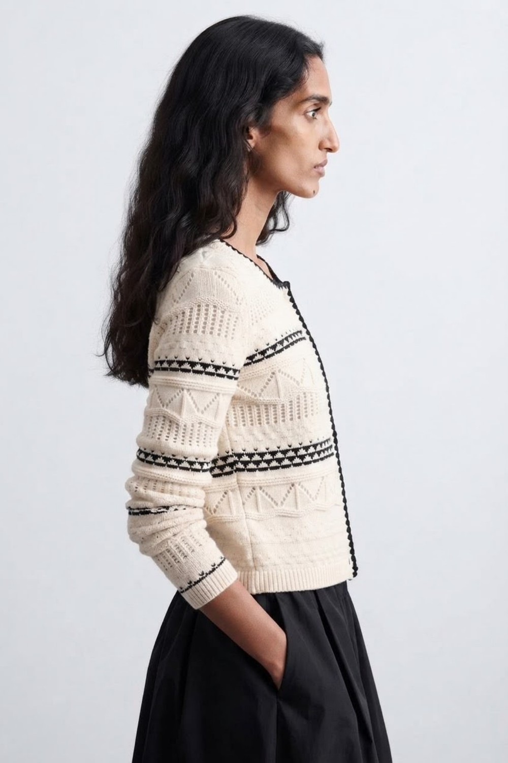 Soft & Basic Kadın Kontrast Fırfırlı Crop Triko Hırka Geometrik Desenli Düğmeli Hırka görsel 2