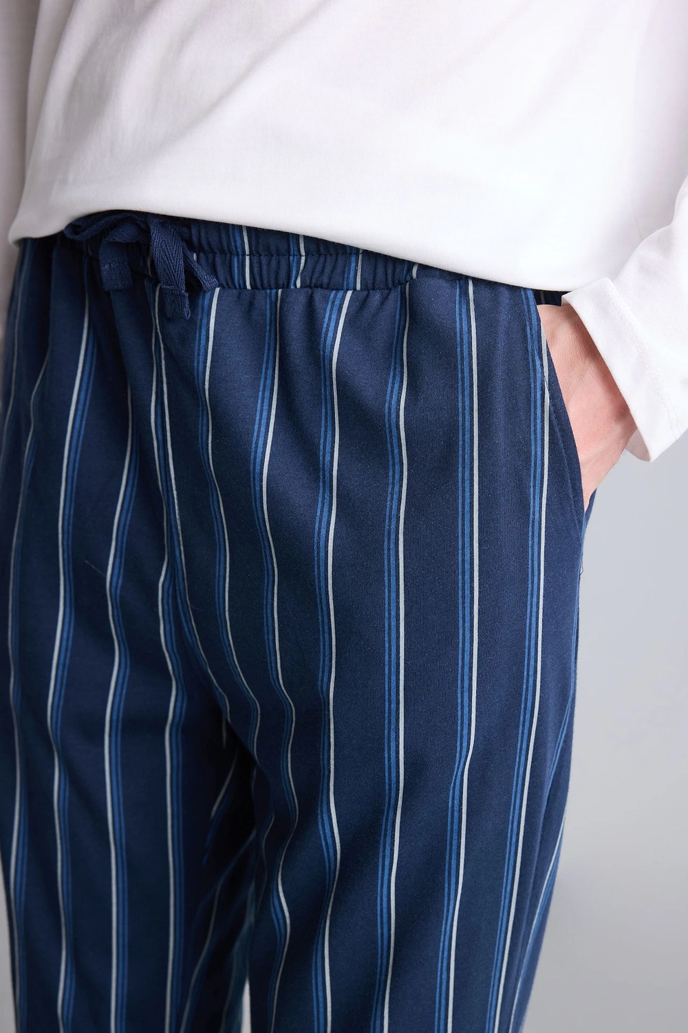 DeFacto %100 Pamuk New Regular Fit Uzun Kollu Düğme Detaylı Üst Çizgili Alt 2'li Pijama Takımı H7607AX26AU görsel 6