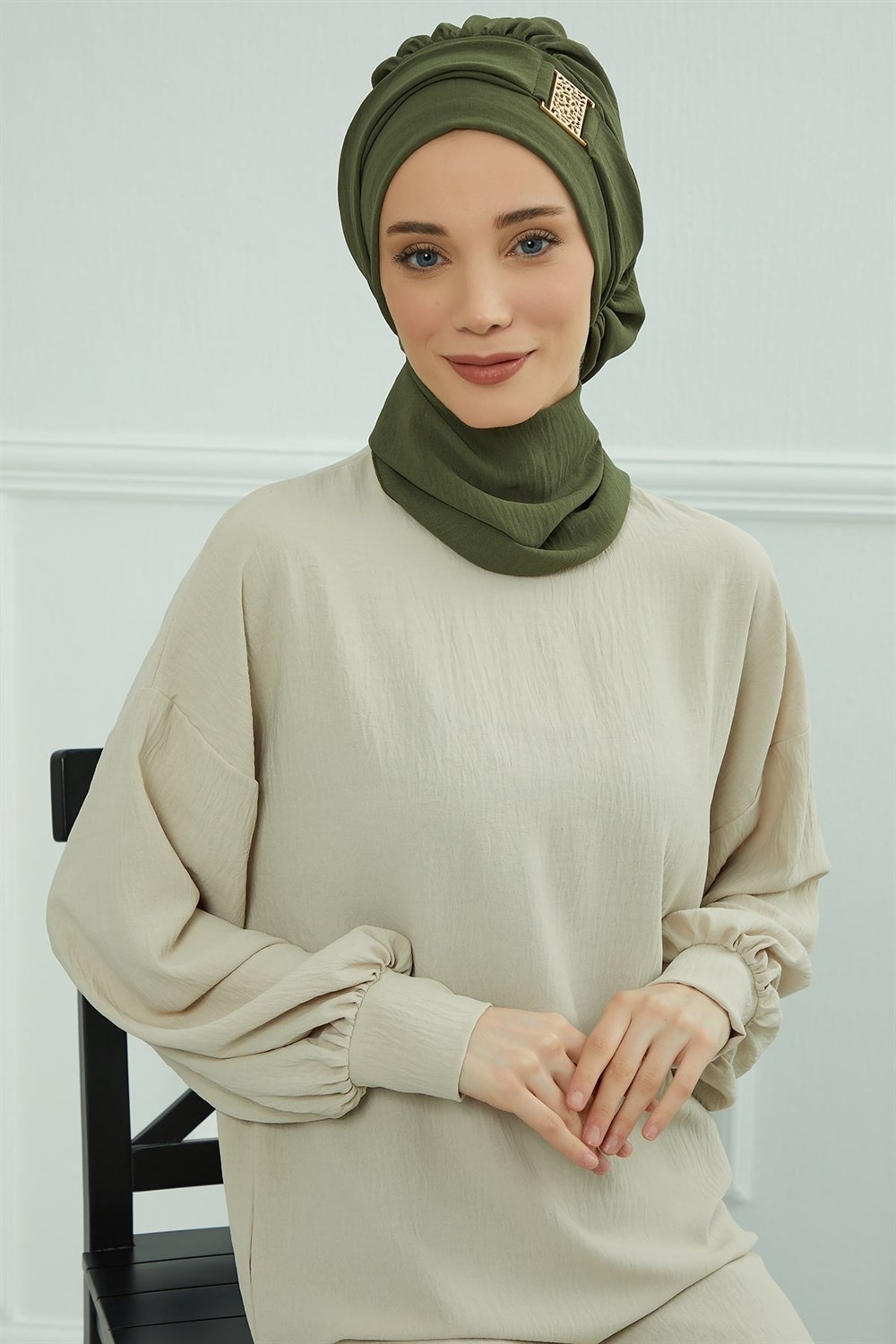 Aisha's Design Dekolte Kapatabilen Gold Aksesuarlı Hazır Türban,Haki Yeşili,HT-11A görsel 7