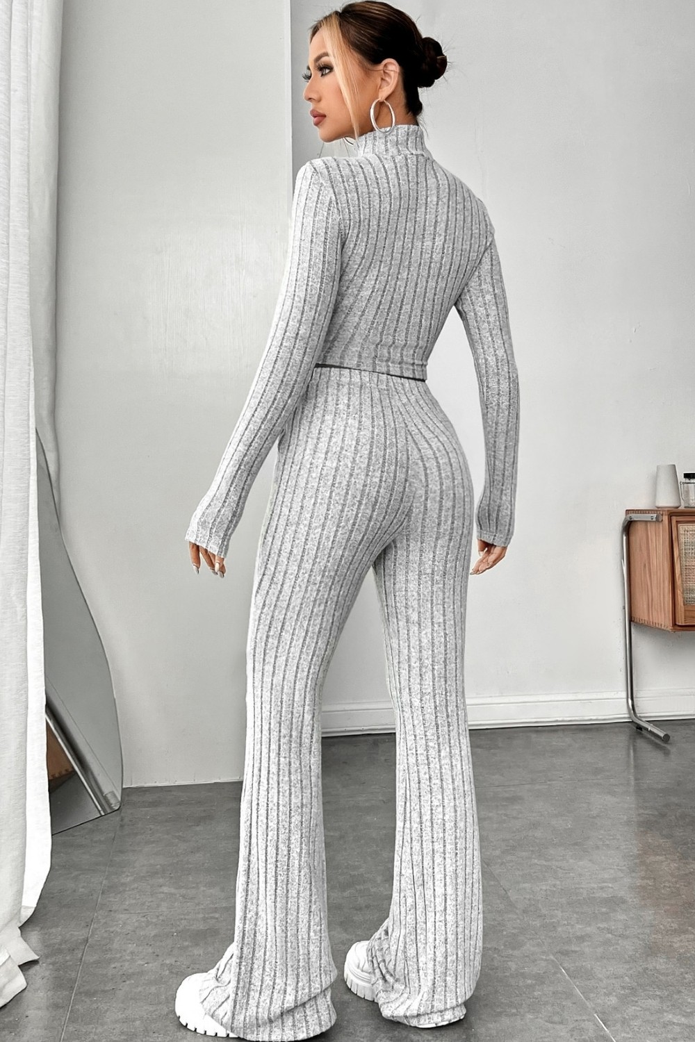 Fantastik Store Kadın Gri Çizgili Boğazlı Crop Top ve Yüksek Bel Pantolon Takım görsel 2