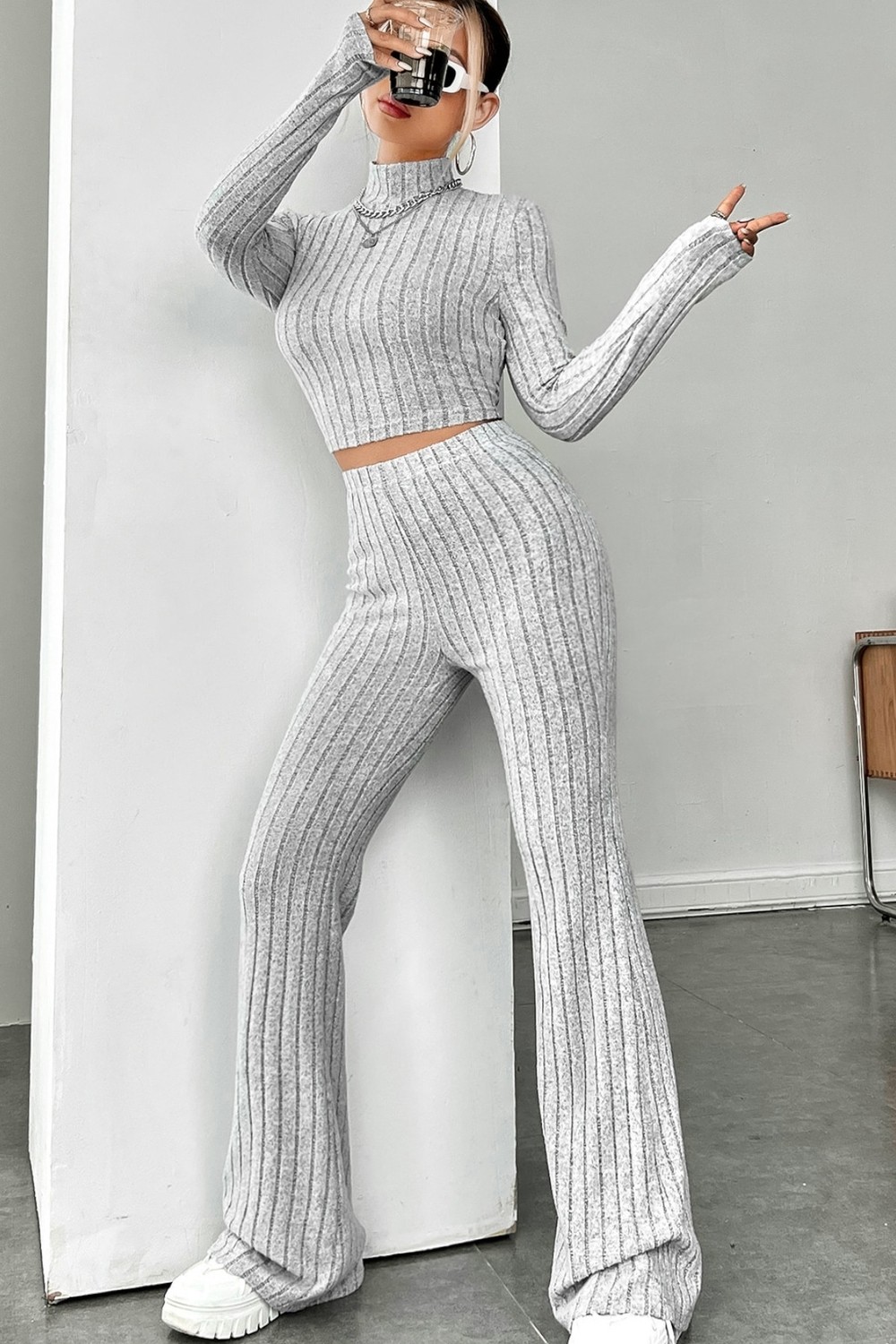 Fantastik Store Kadın Gri Çizgili Boğazlı Crop Top ve Yüksek Bel Pantolon Takım görsel 3