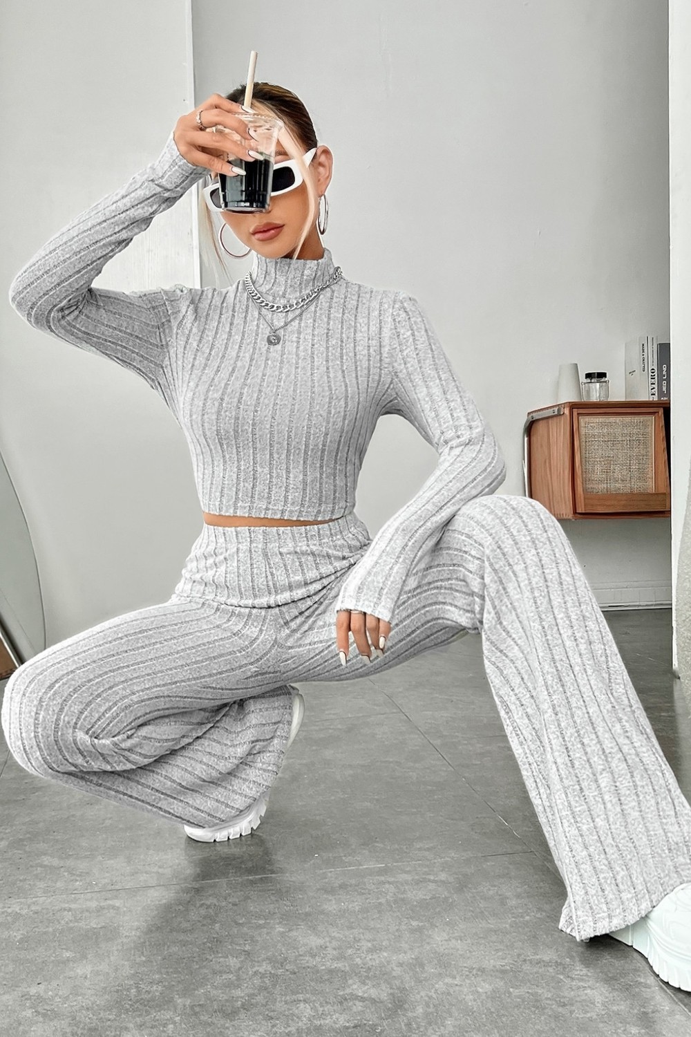 Fantastik Store Kadın Gri Çizgili Boğazlı Crop Top ve Yüksek Bel Pantolon Takım görsel 4