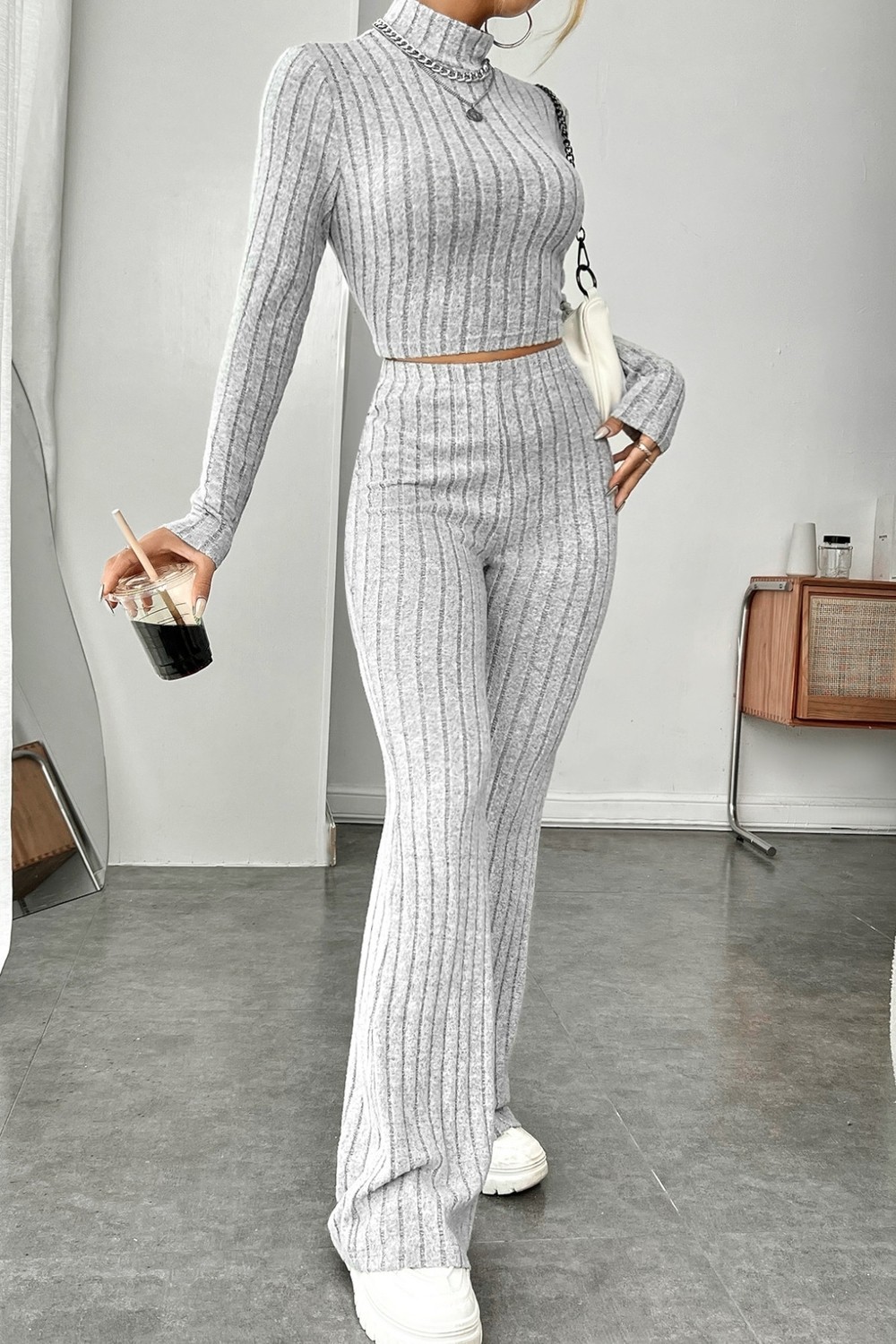 Fantastik Store Kadın Gri Çizgili Boğazlı Crop Top ve Yüksek Bel Pantolon Takım görsel 5