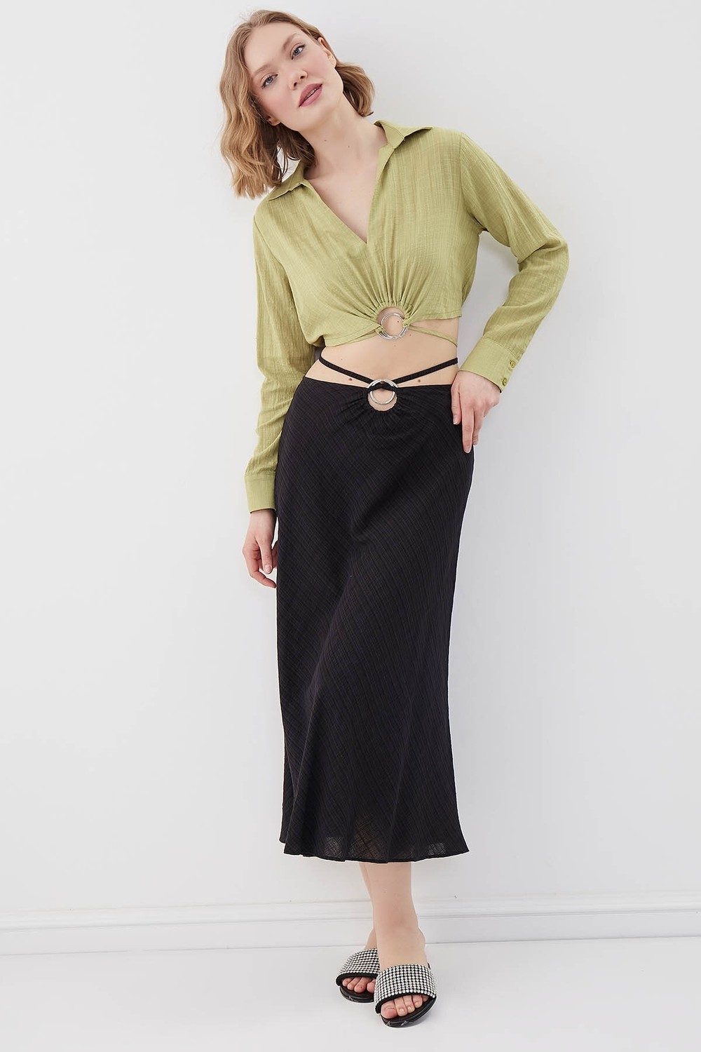 Vitrin Beli Halka Detaylı V Yaka Lastikli Crop Bluz