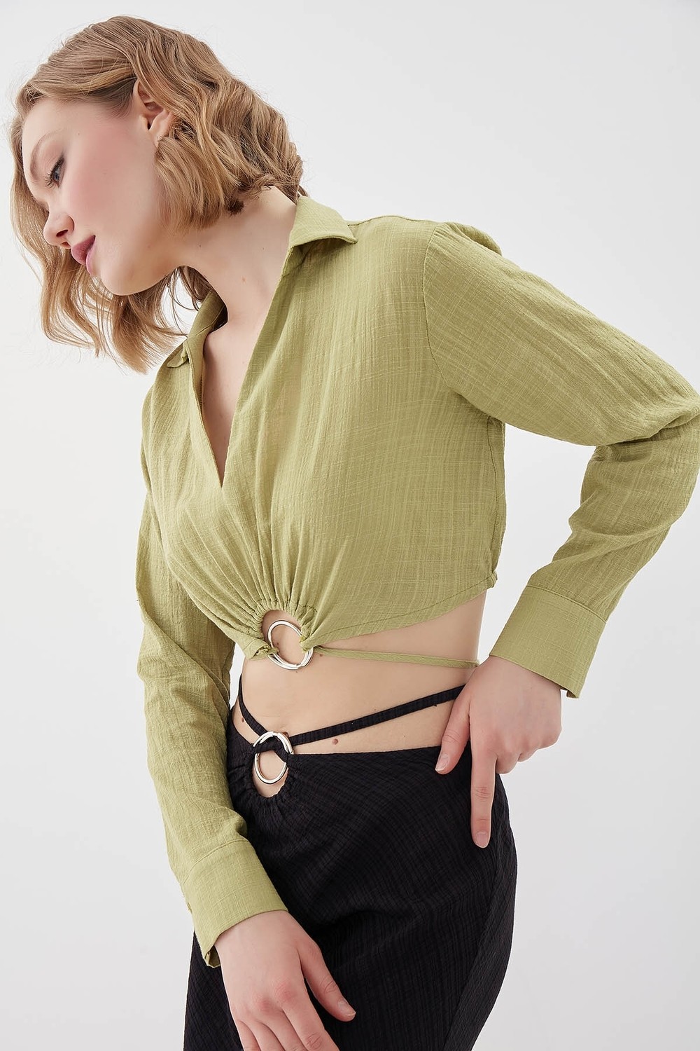 Vitrin Beli Halka Detaylı V Yaka Lastikli Crop Bluz görsel 3
