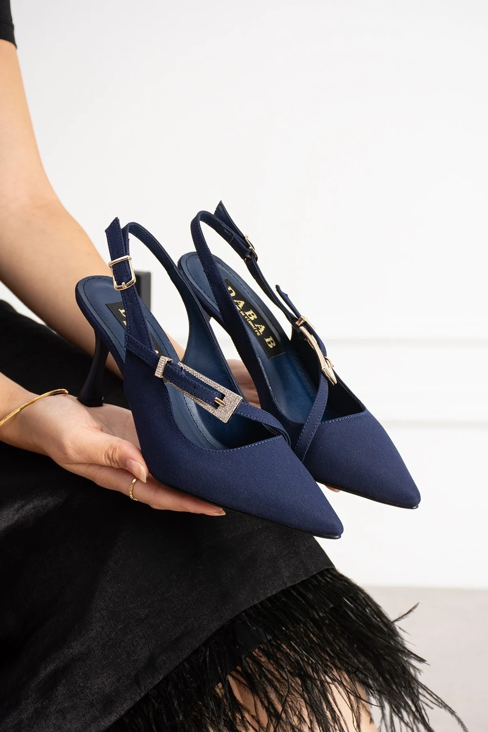 Dabab Shoes Merva Kadın Siyah Saten Sivri Burun Taşlı Toka Detaylı Çapraz Bantlı 7 cm Ince Topuklu Slingback Abiye Ayakkabı